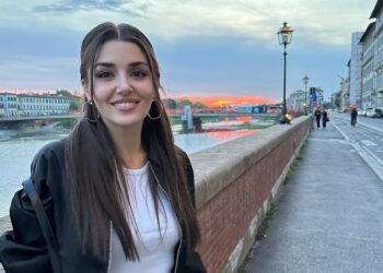 Fanovi Hande Erčel oduševljeni fotografijama iz Italije: beskrajne noge i najmoderniji prolećni look