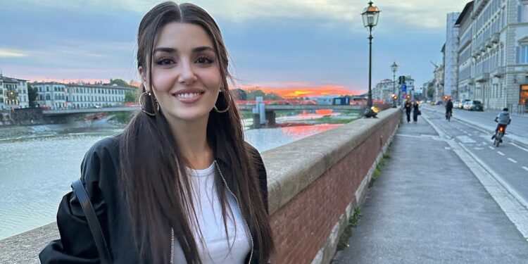 Fanovi Hande Erčel oduševljeni fotografijama iz Italije: beskrajne noge i najmoderniji prolećni look