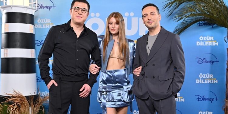 Premijera filma Disney+ “Izvini”: Oguzhan Koč došao bez supruge Demet Ozdemir