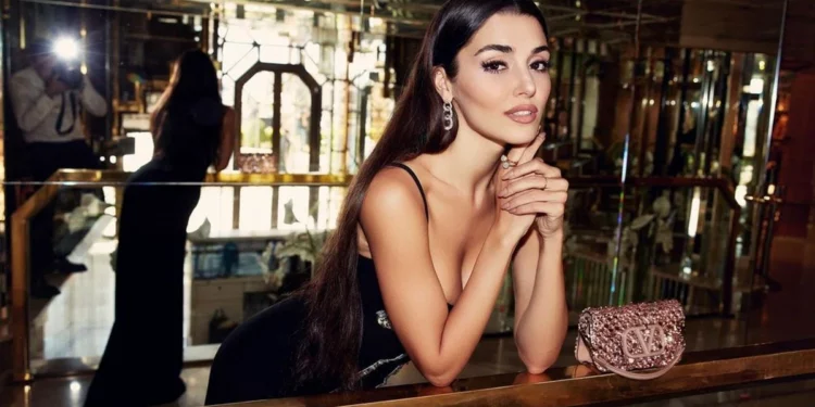 Hande Erčel na dobrotvornoj večeri sa svojim izabranikom Hakanom Sabandžijem